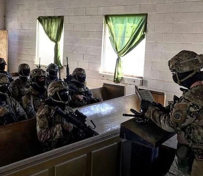 Военные в церкви