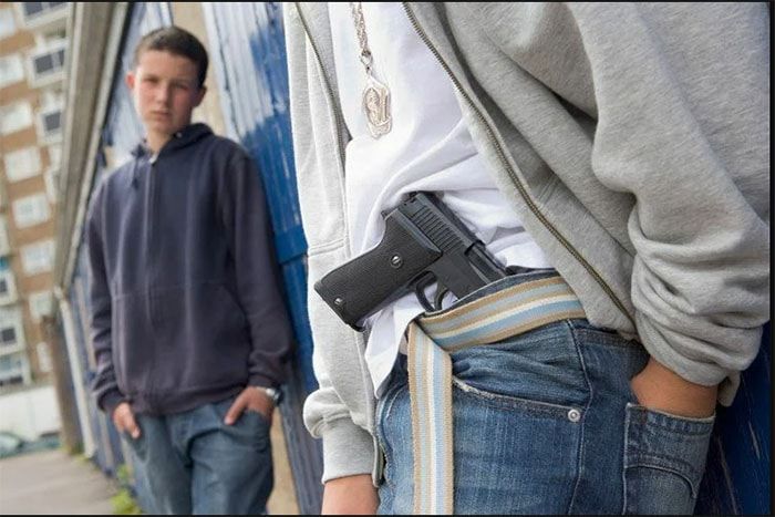 Страйкбольный пистолет в джинсах